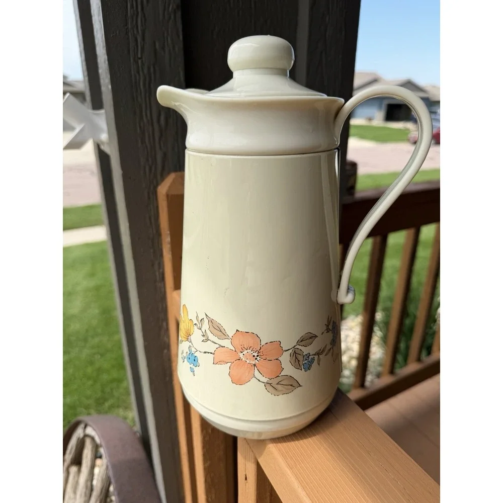 Phoenix Floral Beige Plastic Pitcher w/ Lid 1.5 qt Vintage/Retro